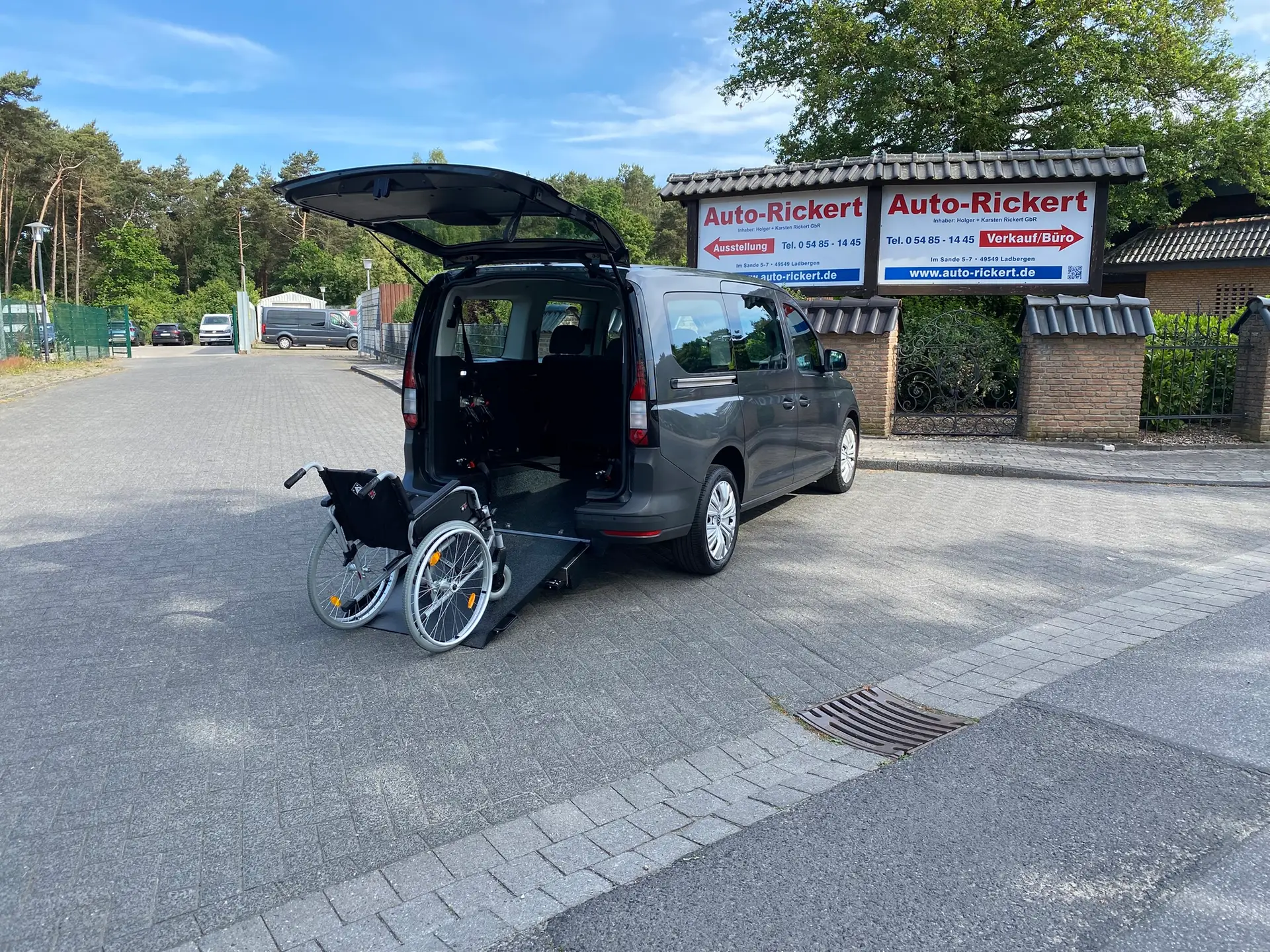 VW Caddy 5 Maxi mit Heckausschnitt und Rampe, Rollstuhlumbau von Auto-Rickert Ladbergen