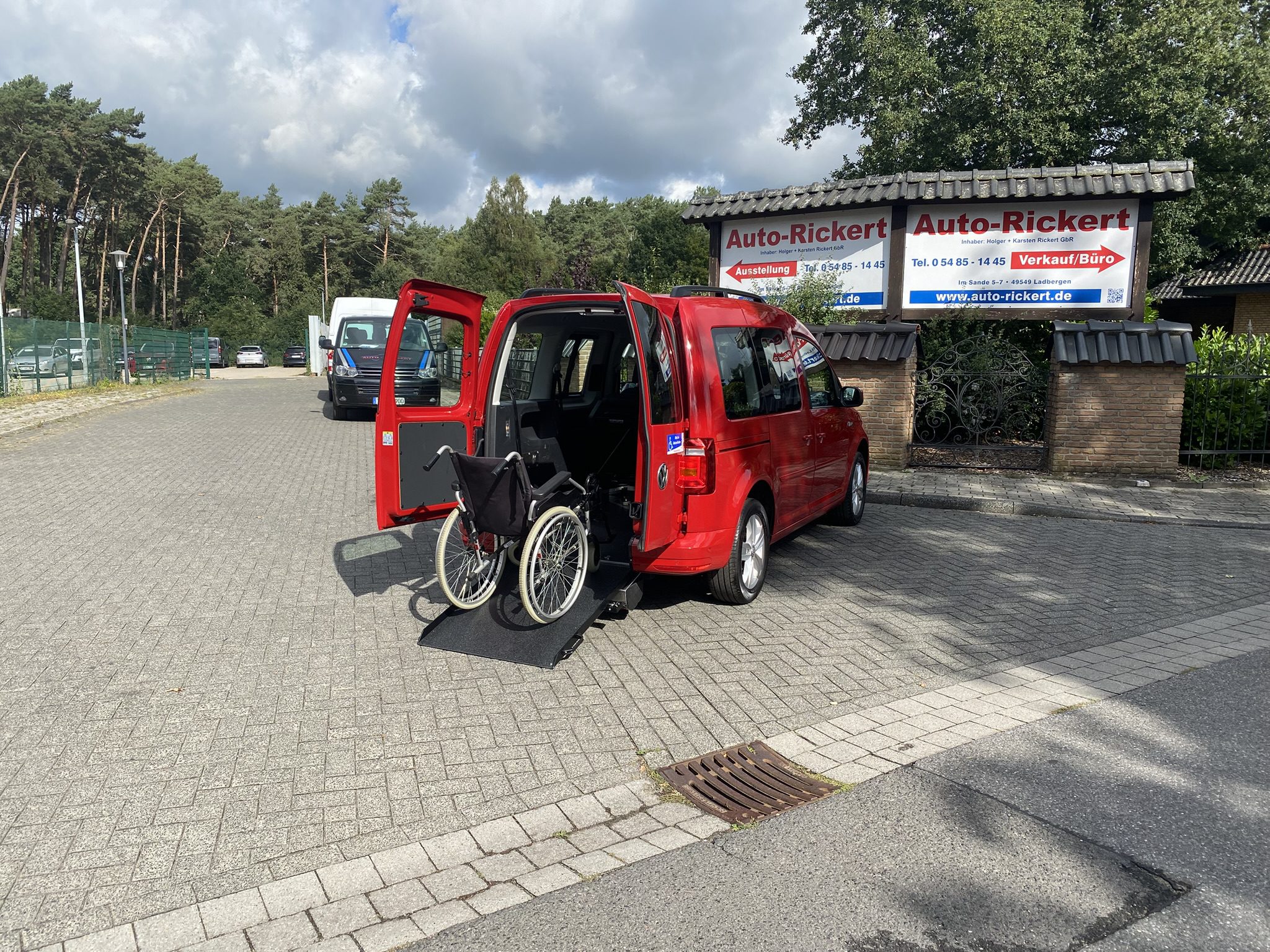 VW Caddy 4 mit Heckausschnitt und Rollstuhlrampe, hauseigener Rollstuhlumbau von Auto-Rickert Ladbergen