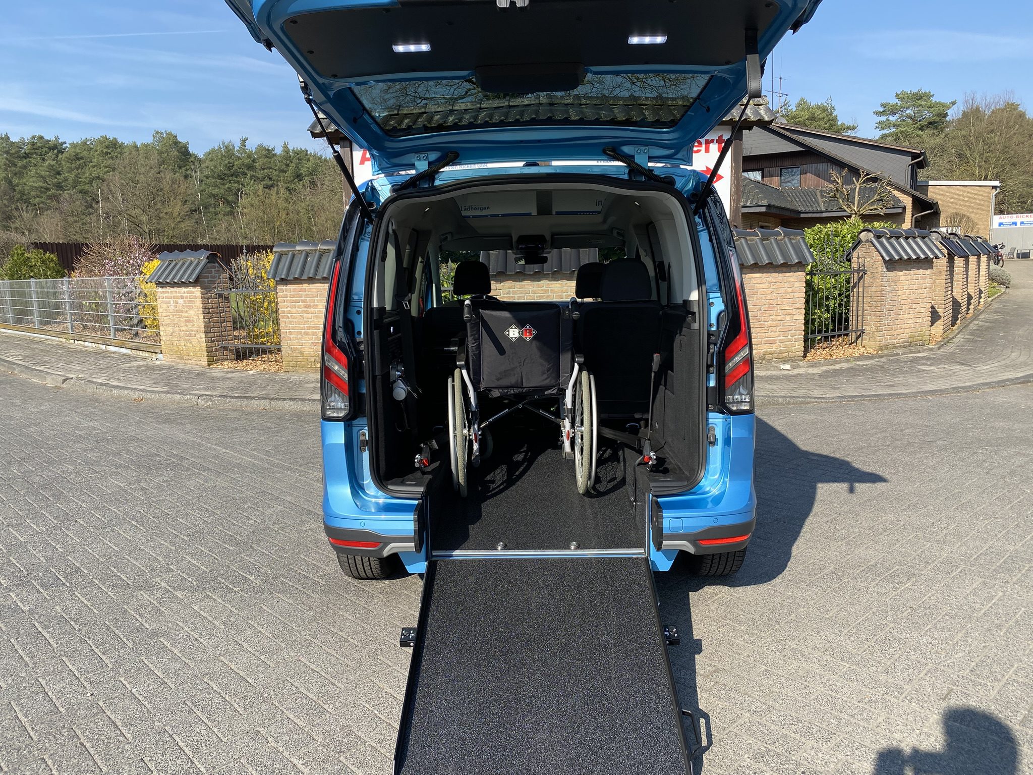 Hauseigener Rollstuhlumbau mit Heckausschnitt und Rampe von Auto-Rickert