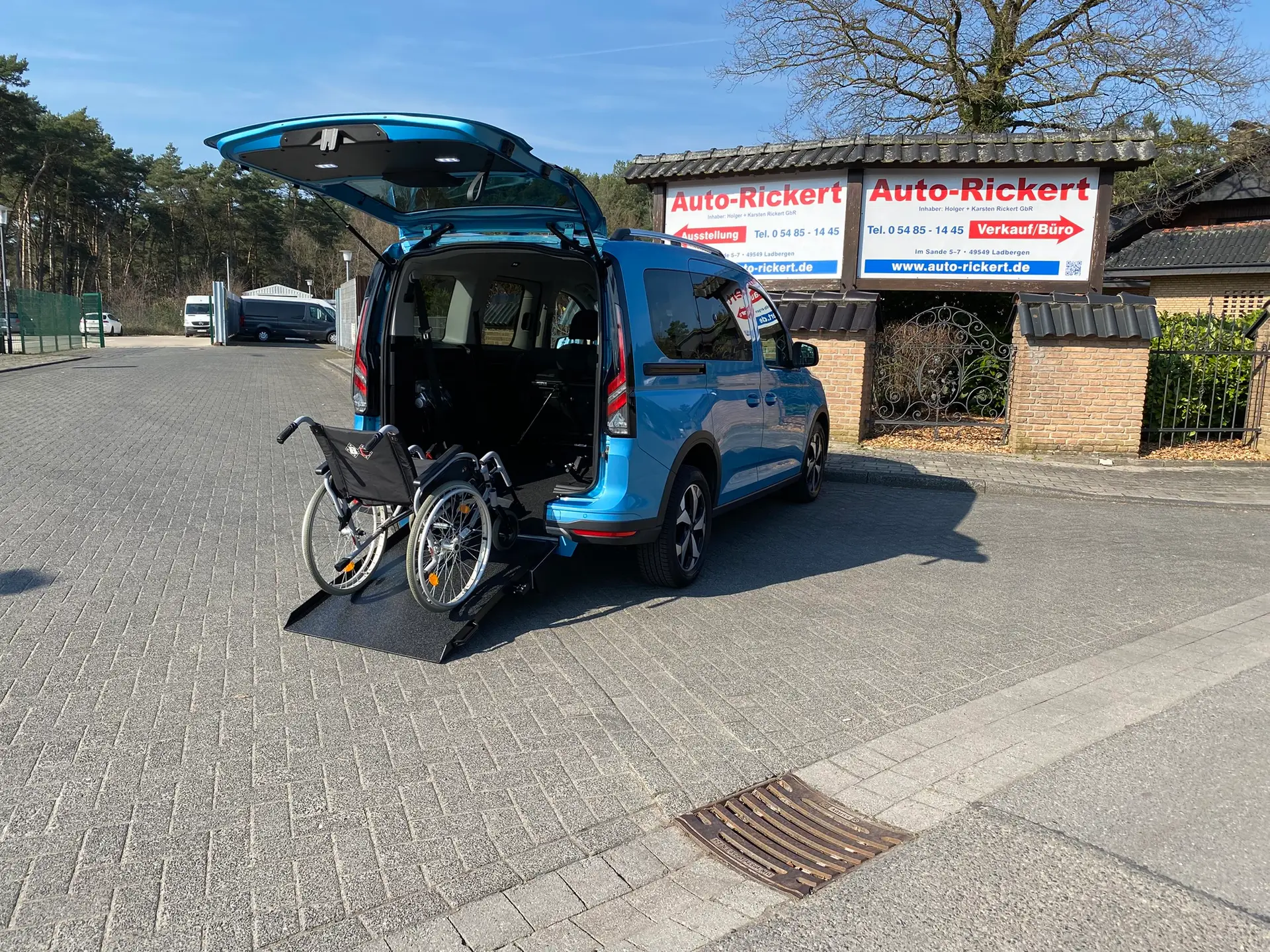 Ford Tourneo Connect mit Heckausschnitt, Rollstuhlumbau von Auto-Rickert Ladbergen