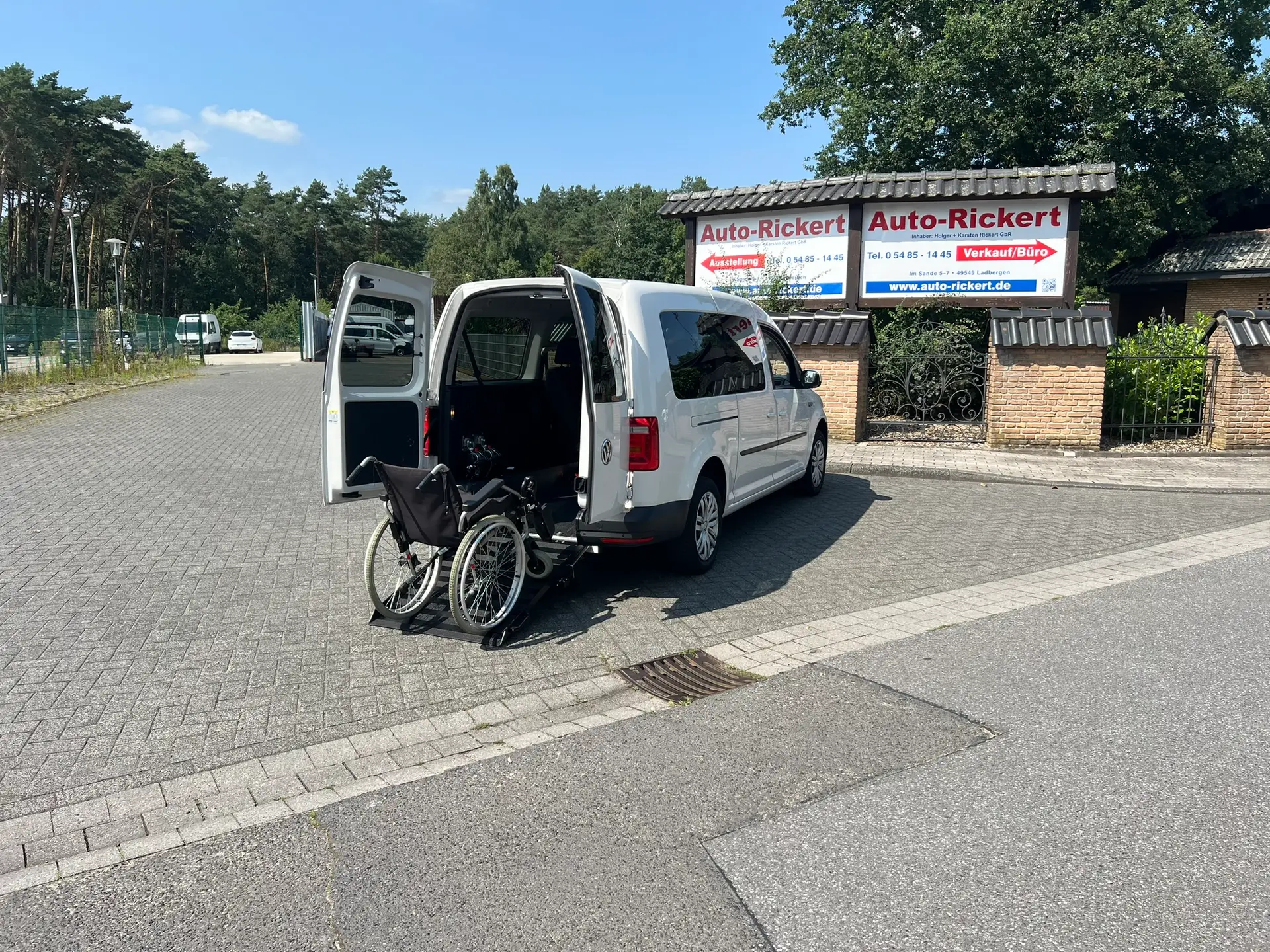VW Caddy 4 Maxi mit Heckausschnitt und Rollstuhlrampe, Rollstuhlumbau von Auto-Rickert Ladbergen