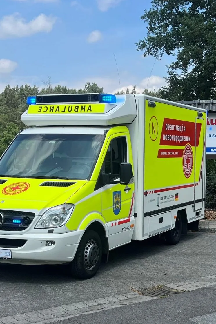 Gelb-grüner Rettungswagen mit ukrainischer Beschriftung auf dem Hof von Auto-Rickert