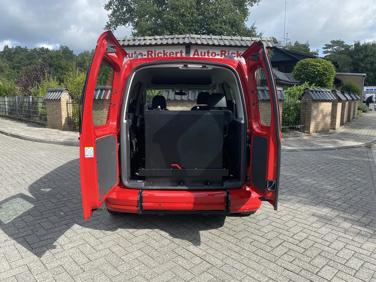 VW Caddy 4 mit Heckausschnitt und Auffahrrampe, Ansicht 2 von 5