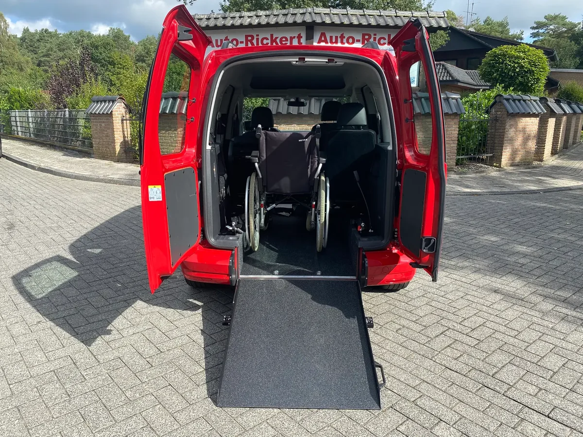 VW Caddy 4 mit Heckausschnitt und Auffahrrampe, Ansicht 3 von 5