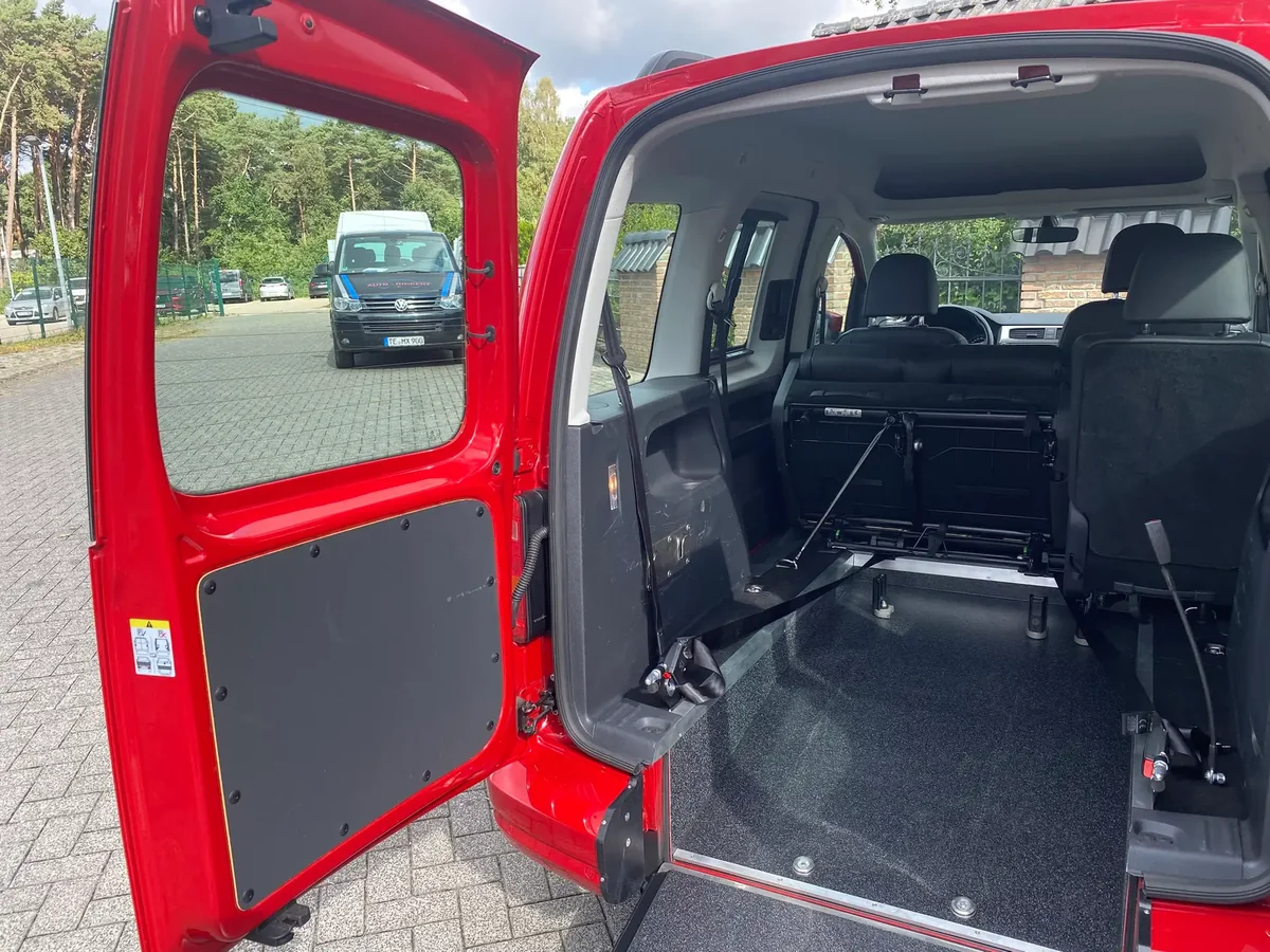 VW Caddy 4 mit Heckausschnitt und Auffahrrampe, Ansicht 4 von 5