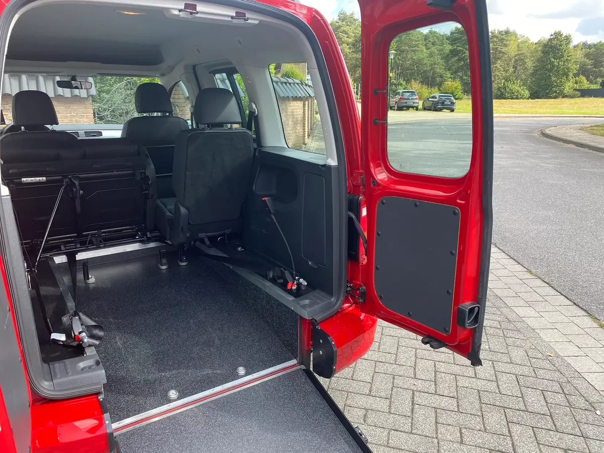 VW Caddy 4 mit Heckausschnitt und Auffahrrampe, Ansicht 5 von 5