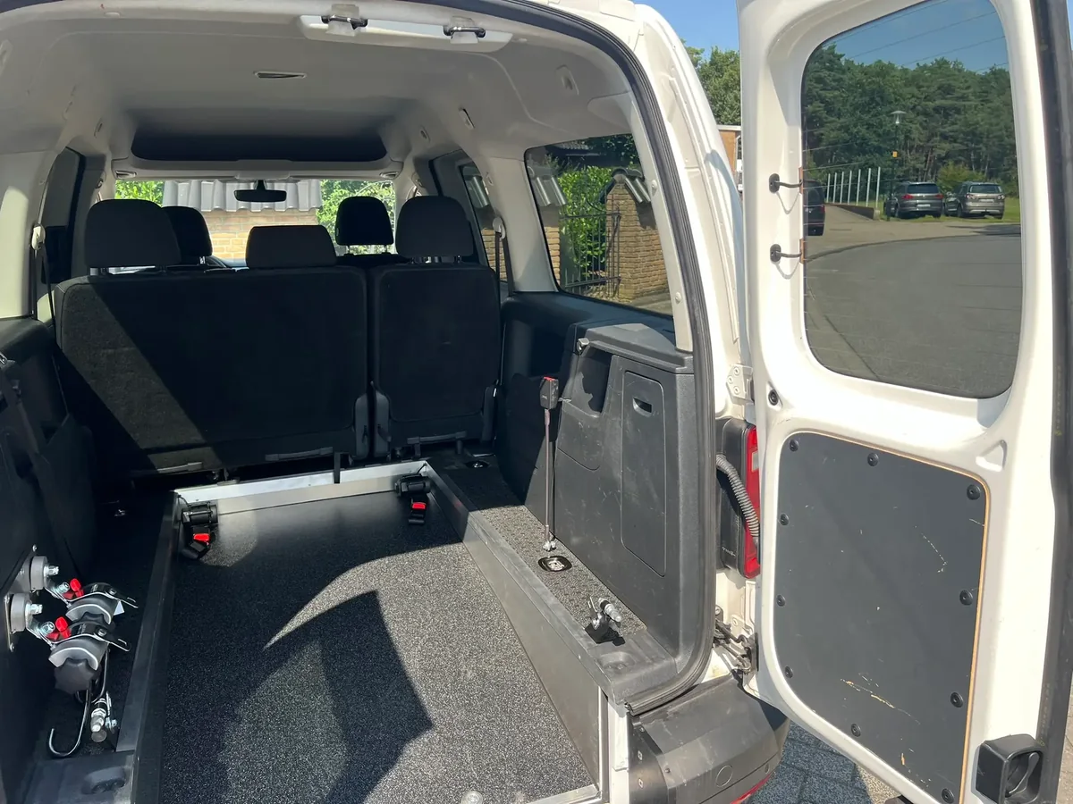 VW Caddy 4 Maxi mit Heckausschnitt und Auffahrrampe, Ansicht 5 von 5