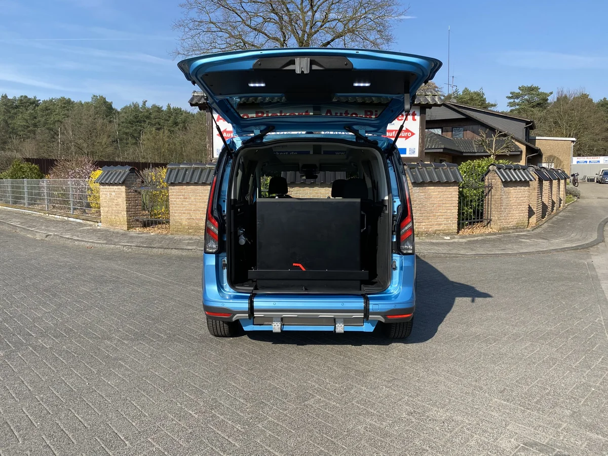 VW Caddy 5 / Ford Tourneo Connect mit Heckausschnitt und Auffahrrampe, Ansicht 2 von 5