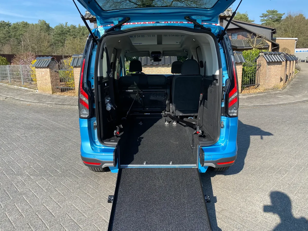 VW Caddy 5 / Ford Tourneo Connect mit Heckausschnitt und Auffahrrampe, Ansicht 3 von 5
