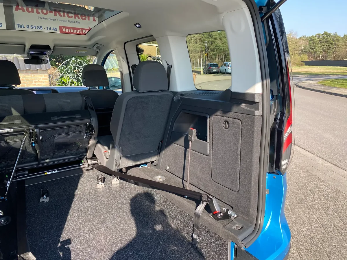 VW Caddy 5 / Ford Tourneo Connect mit Heckausschnitt und Auffahrrampe, Ansicht 5 von 5