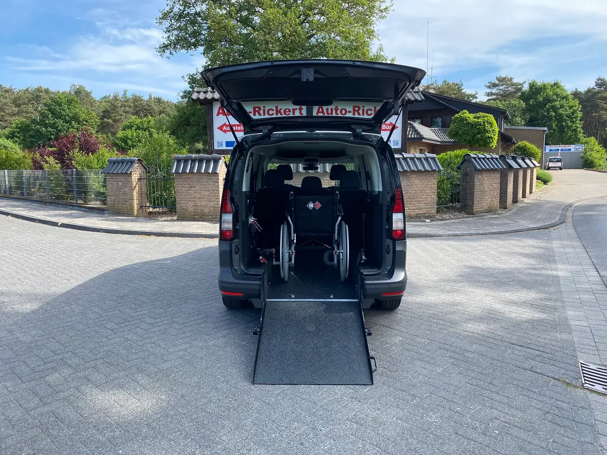 VW Caddy 5 Maxi / Ford Grand Tourneo mit Heckausschnitt und Auffahrrampe, Ansicht 2 von 5