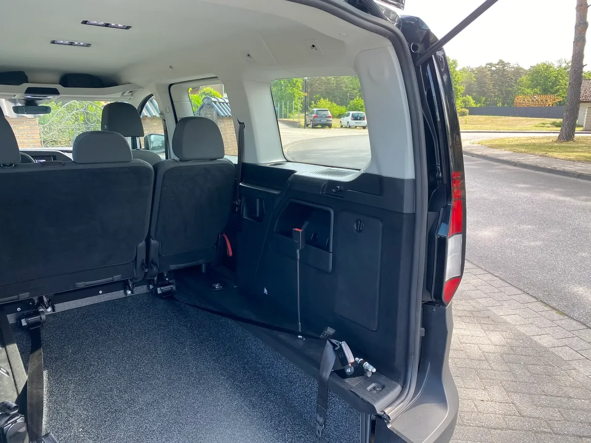 VW Caddy 5 Maxi / Ford Grand Tourneo mit Heckausschnitt und Auffahrrampe, Ansicht 5 von 5