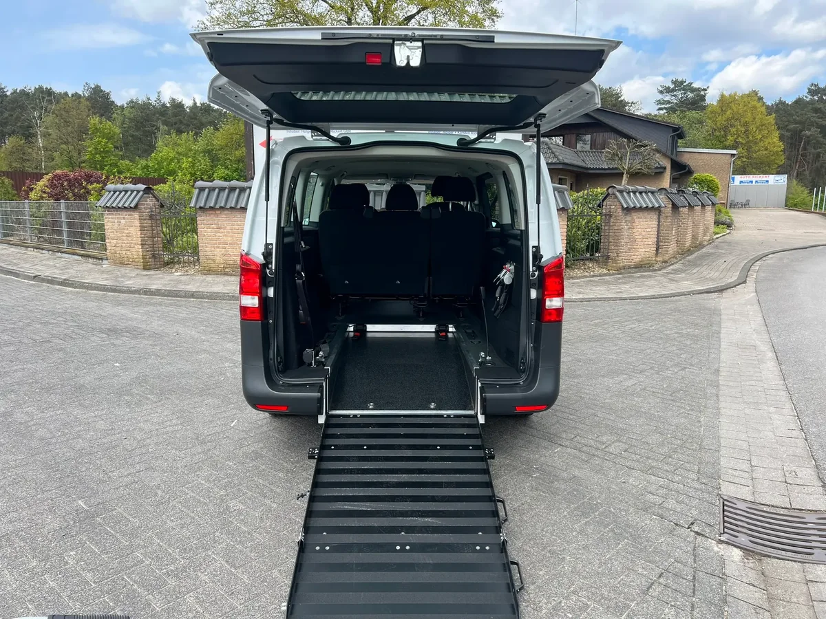 Mercedes-Benz Vito Extralang mit Heckausschnitt und Auffahrrampe, Ansicht 3 von 5