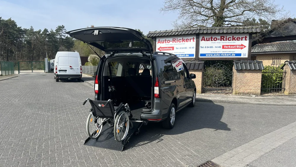 VW Caddy mit Heckausschnitt und heruntergeklappter Aluminium-Rampe
