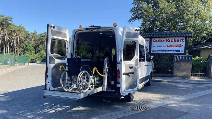 Großraumtransporter mit Rollstuhlumbau und Linearlift von Auto-Rickert
