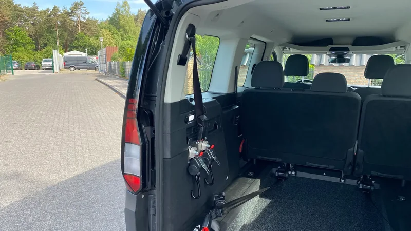 VW Caddy Automatik, neuer Rollstuhlumbau, ACC, Klima