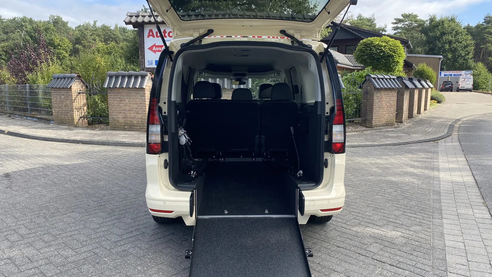 Fahrzeug in der KFZ-Meisterwerkstatt von Auto-Rickert